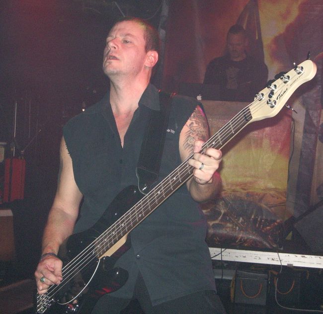 Image: 070121--therion/web/grave_digger11.jpg